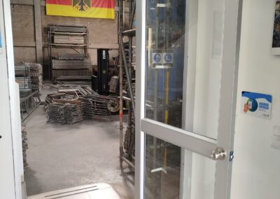 PUERTA EN ALUMINIO 12